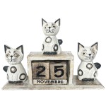 Calendrier perptuel artisanal chats blancs en bois